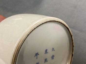 Een Chinese blauw-witte hamervormige 'feniks' vaas, Kangxi merk, 19/20e eeuw